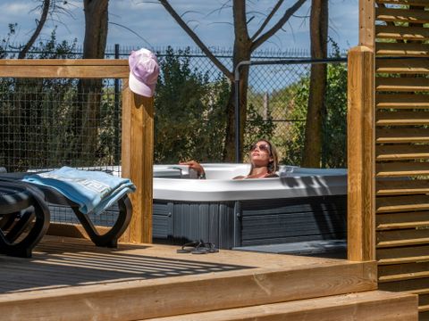 MOBILHOME 4 personnes - Homeflower PREMIUM avec Jacuzzi - 26,5m² (2 chambres) + terrasse semi-couverte + TV + Plancha + Clim