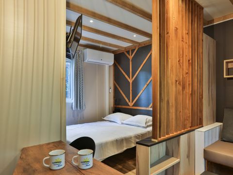 CHALET 2 personnes - Bois Premium 16m² - 1 chambre + terrasse couverte 8m² + TV + CLIM