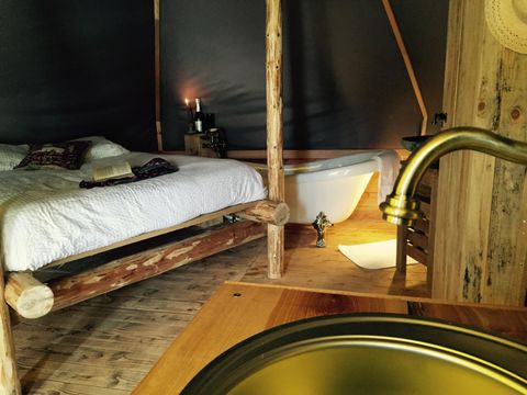 UNUSUAL ACCOMMODATION 2 people - Lodge Venezia - 18m² - Baroque, romantic with old-fashioned bath and breakfast included.