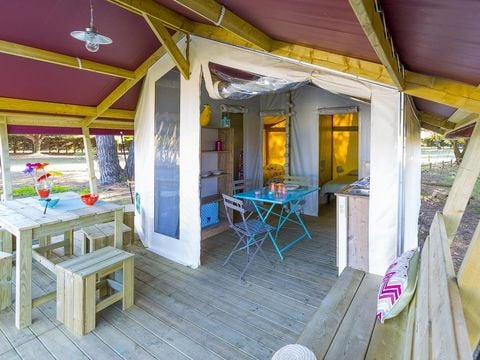 CANVAS AND WOOD TENT 4 people - Freeflower Confort 28m² ( 2 bedrooms) + covered terrace 8m²- without sanitary facilities and without bathroom 4 pers.