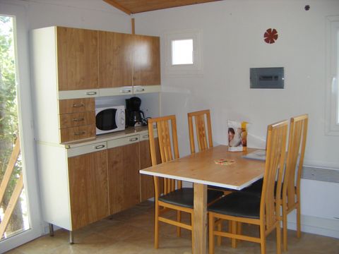 CHALET 4 personnes - sur pilotis à 2mètres de hauteur 2/4 places 30m²