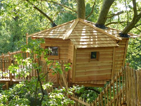 HÉBERGEMENT INSOLITE 4 personnes - sans draps, toilette sèche, petite réserve d'eau, réfrigérateur + bouilloire