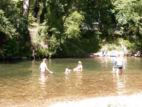 HÉBERGEMENT INSOLITE 4 personnes - sans draps, toilette sèche, petite réserve d'eau, réfrigérateur + bouilloire