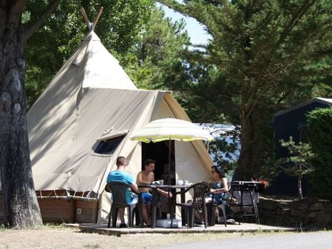 HÉBERGEMENT INSOLITE 4 personnes - Tipi meublé 2  chambres - sans sanitaires