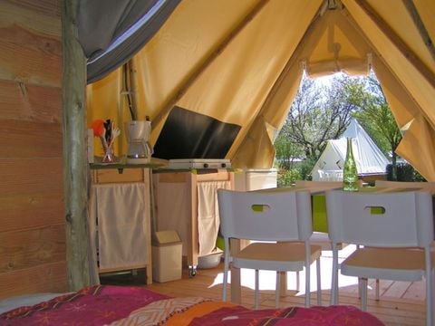 HÉBERGEMENT INSOLITE 4 personnes - Tipi meublé 2  chambres - sans sanitaires