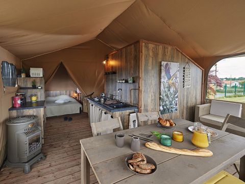 CANVAS AND WOOD TENT 4 people - Cabane Confort Lodge on stilts 32m².