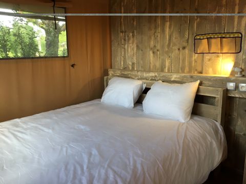 CANVAS AND WOOD TENT 3 people - Lodge PMR with shared sanitary facilities.