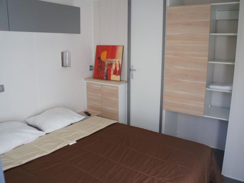 MOBILHOME 4 personnes - Mobil home Premium 32m² 2 chambres + 2 salles de bain + lit 160 + 2 TV + climatisation