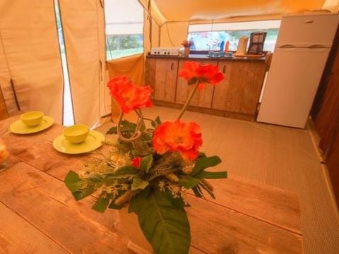 CANVAS AND WOOD TENT 5 people - ST EMILION, without sanitary facilities