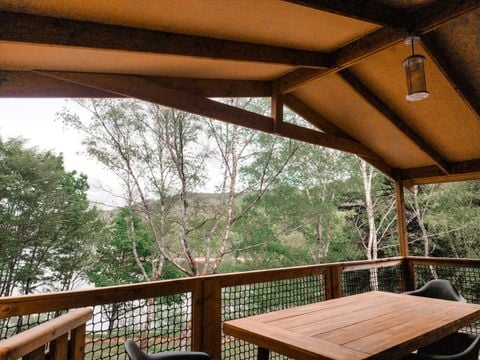 CHALET 5 people - VIP Premium Lodge 34m² - lake view (2 rooms) + TV + sheets + towels + covered terrace 11m².