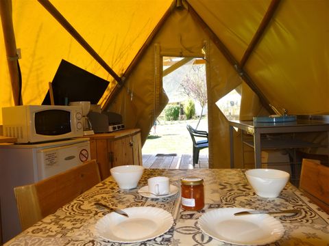 HÉBERGEMENT INSOLITE 4 personnes - Tipi 20m² 2 chambres - sans sanitaires + terrasse semi-couverte