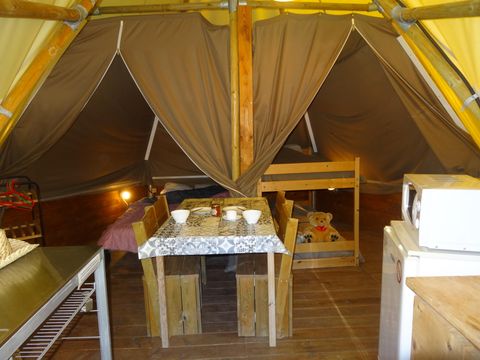 HÉBERGEMENT INSOLITE 4 personnes - Tipi 20m² 2 chambres - sans sanitaires + terrasse semi-couverte