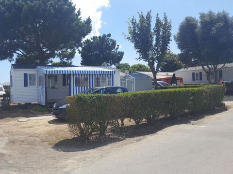 MOBILHOME 6 personnes - 3 chambres standard (mobil-home de + 12 ans) terrasse couverte 30m²