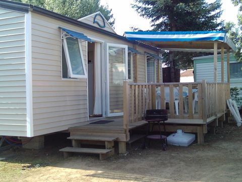 MOBILHOME 6 personnes - 3 chambres standard (mobil-home de + 12 ans) terrasse couverte 30m²