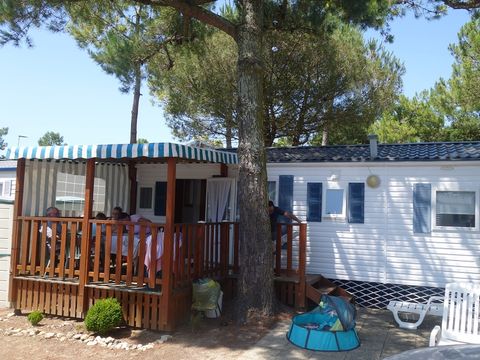 MOBILHOME 6 personnes - 3 chambres standard (mobil-home de + 12 ans) terrasse couverte 30m²