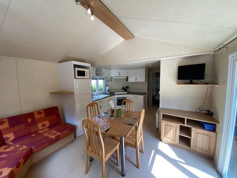 MOBILHOME 4 personnes - USTOU + : 1 salle d'eau avec terrasse couverte et climatisation