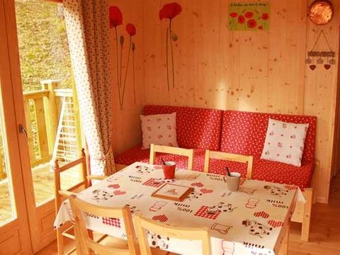 HÉBERGEMENT INSOLITE 5 personnes - CABANE dans les arbres 24m² / 1 chambre - terrasse couverte