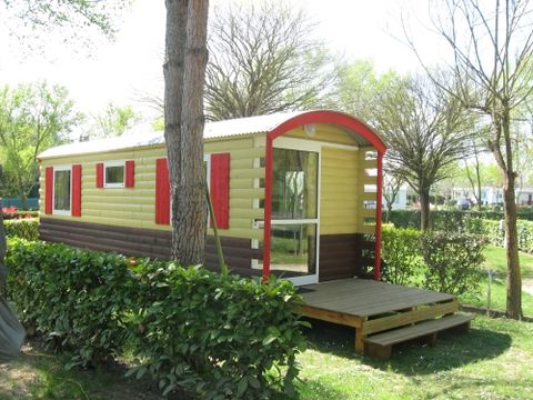 HÉBERGEMENT INSOLITE 4 personnes - ROULOTTE - sans sanitaires 18 m²