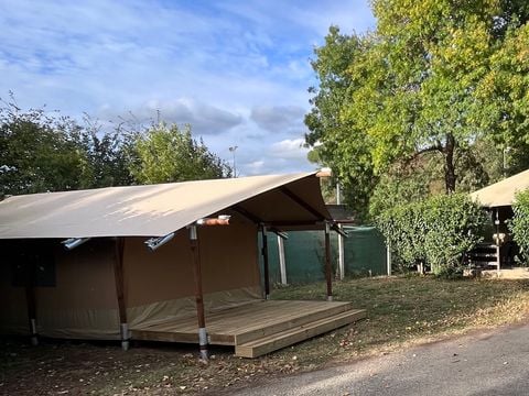 CANVAS BUNGALOW 6 people - 3-bedroom canvas bungalow, bathroom, kitchen and tent outbuilding with double bed