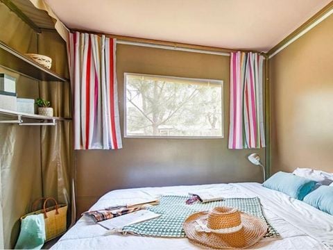 CANVAS BUNGALOW 6 people - 3-bedroom canvas bungalow, bathroom, kitchen and tent outbuilding with double bed