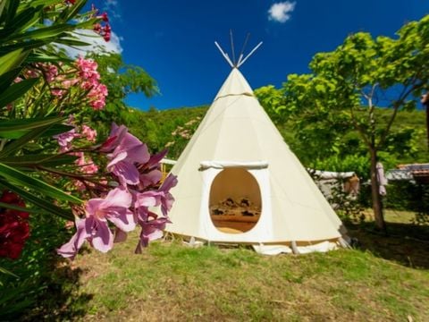 HÉBERGEMENT INSOLITE 4 personnes - TIPI