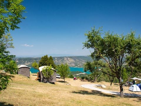 HÉBERGEMENT INSOLITE 4 personnes - Roulotte avec vue lac  - 20,40m² - 2 chambres (2 adultes + 2 enfants)