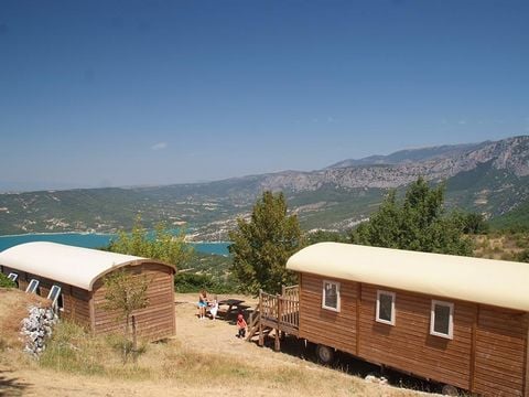 HÉBERGEMENT INSOLITE 4 personnes - Roulotte avec vue lac  - 20,40m² - 2 chambres (2 adultes + 2 enfants)