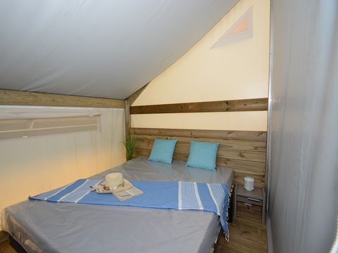 CANVAS AND WOOD TENT 5 people - Lodge Comfort Tent (with sanitary facilities)