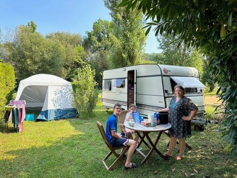 HÉBERGEMENT INSOLITE 2 personnes - INSOLITE : Caravane Vintage + tonnelle