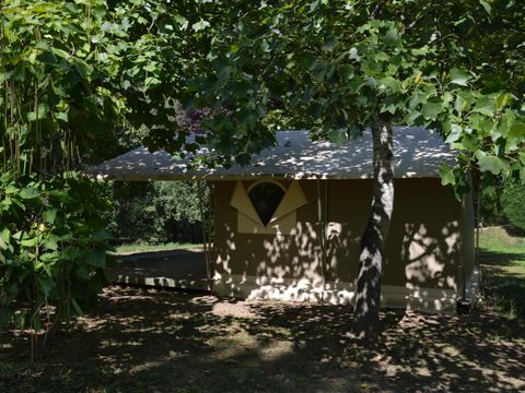 CANVAS AND WOOD TENT 4 people - LODGE VIVARAIS by the river (without sanitary facilities)