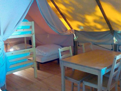 CANVAS AND WOOD TENT 4 people - (without sanitary facilities)