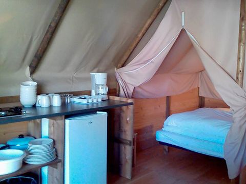 CANVAS AND WOOD TENT 4 people - (without sanitary facilities)