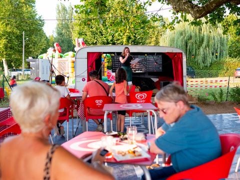 HÉBERGEMENT INSOLITE 3 personnes - Cabane en bois avec terrasse (2 adultes + 1 enfant)