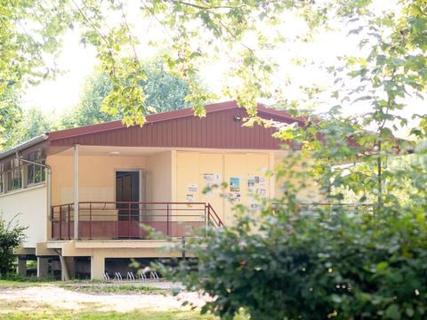 HÉBERGEMENT INSOLITE 3 personnes - Cabane en bois avec terrasse (2 adultes + 1 enfant)