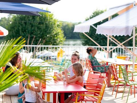 HÉBERGEMENT INSOLITE 3 personnes - Cabane en bois avec terrasse (2 adultes + 1 enfant)