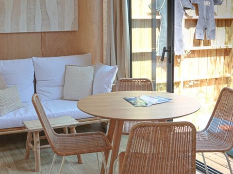 MOBILHOME 4 personnes - Cabane Spa Premium 33m² (2 chambres) + terrasse couverte  + TV + LV + Plancha + Draps + Serviettes