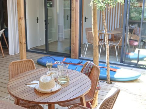 MOBILHOME 4 personnes - Cabane Spa Premium 33m² (2 chambres) + terrasse couverte  + TV + LV + Plancha + Draps + Serviettes