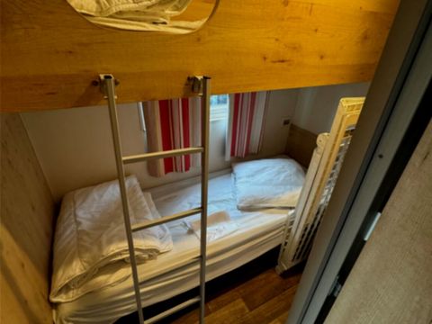 HÉBERGEMENT INSOLITE 4 personnes - ROULOTTE - 2 CHAMBRES - 2/4 PERSONNES