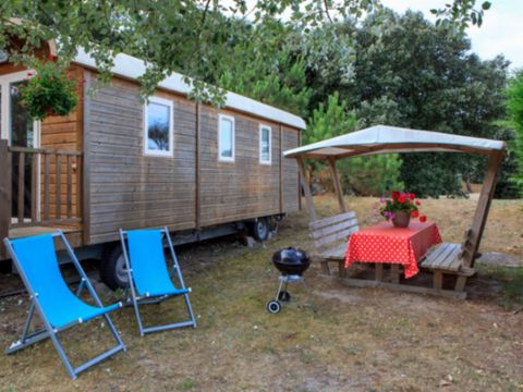 HÉBERGEMENT INSOLITE 4 personnes - ROULOTTE - 2 CHAMBRES - 2/4 PERSONNES