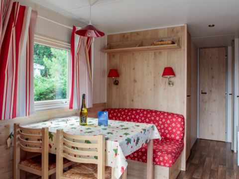 HÉBERGEMENT INSOLITE 4 personnes - ROULOTTE - 2 CHAMBRES - 2/4 PERSONNES