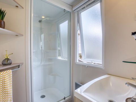 MOBILHOME 8 personnes - Confort 4 chambres, sans télévision.