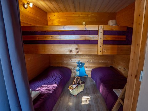 UNUSUAL ACCOMMODATION 4 people - Robin Hood Hanging Cabin