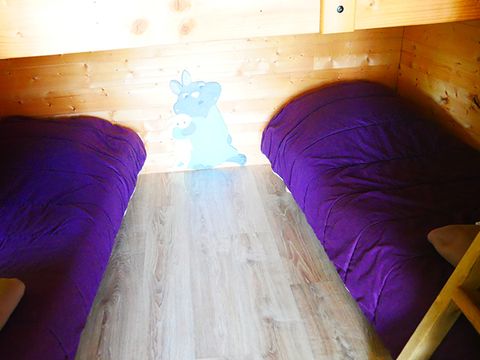 UNUSUAL ACCOMMODATION 4 people - Robin Hood Hanging Cabin