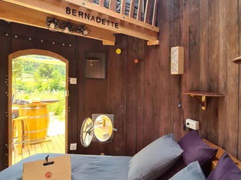 UNUSUAL ACCOMMODATION 4 people - L'OLIFOUDRE, with Jacuzzi and aperitif basket