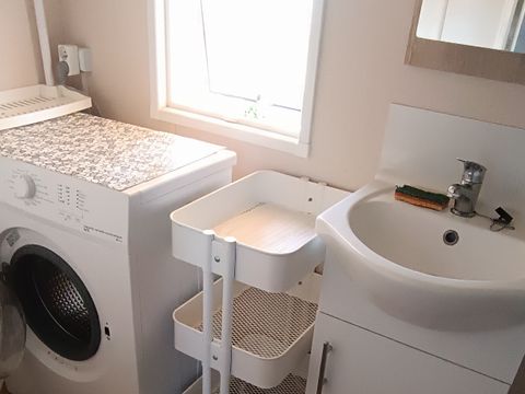 MOBILHOME 5 personnes - Mobil-home 011 (2 chambres, 1 salle d'eau) - Clim, TV, Lave-vaisselle, Lave-linge -Terrasse couverte