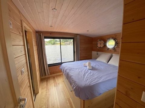 UNUSUAL ACCOMMODATION 3 people - Lodge Boat 1 cabin 1 to 3 persons