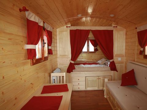 UNUSUAL ACCOMMODATION 4 people - Roulotte (16 m² - 2 adults + 2 children under 12)