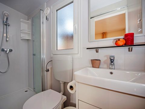 MOBILHOME 6 personnes - Comfort XL | 2 Ch. | 4/6 Pers. | Terrasse surélevée | 2 SDB | Clim. | TV