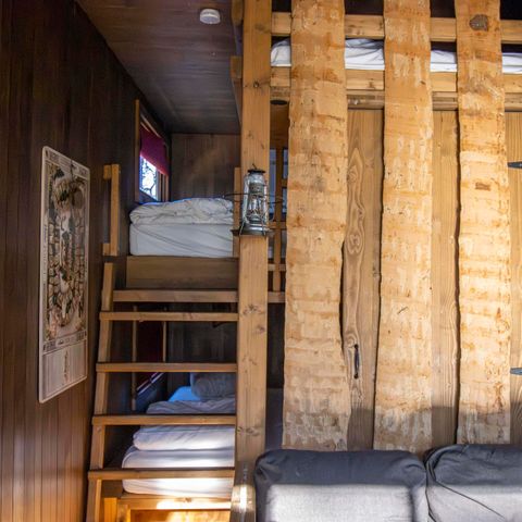 UNUSUAL ACCOMMODATION 5 people - Tiny house Treetrunk with hot tub