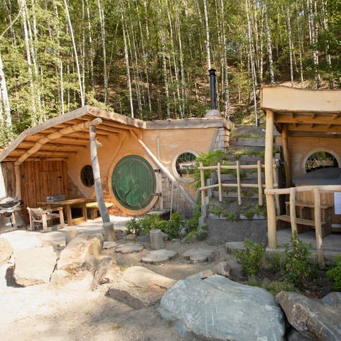 UNUSUAL ACCOMMODATION 6 people - Tiny house Hobbit with hot tub